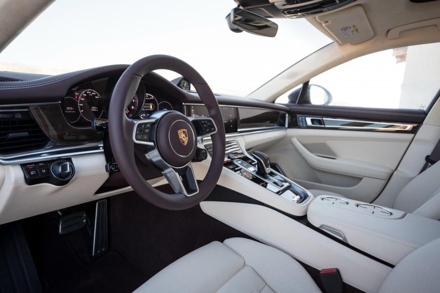 Интерьер Porsche Panamera 4 E-Hybrid 2016 года  (фото 16 из 31)